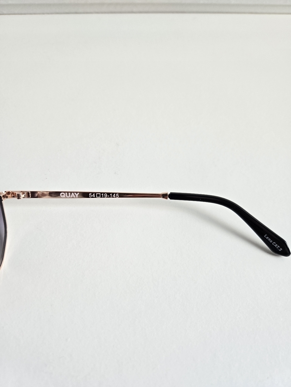 New Quay Australia Unisex Big Time Texture Gold Frame/Smoke Lens Sunglasses - Picture 14 of 14